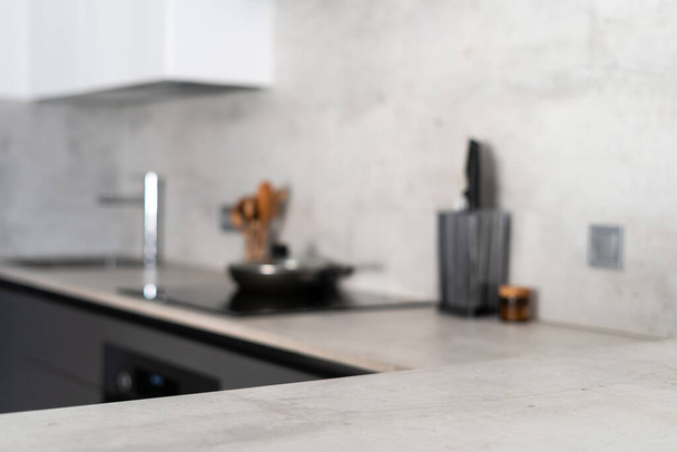 Kątowy widok pustego marmurowego blatu lub stołu jadalnego na nowoczesnej kuchni na niewyraźne tło. Koncepcja montażu i wyświetlacza mockup dla produktu - Zdjęcie, obraz