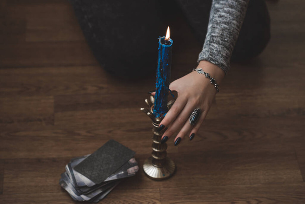 Волшебная сцена, эзотерическая концепция, гадание и заклинание, карты Таро и свечи в руках женщины - Фото, изображение
