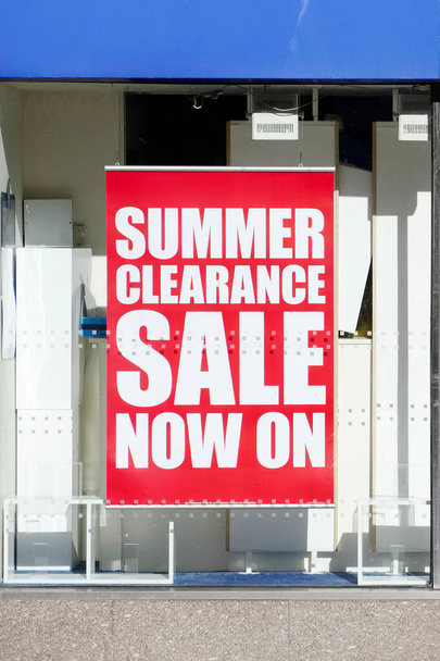 Sommerschlussverkauf jetzt auf Schild im Schaufenster - Foto, Bild