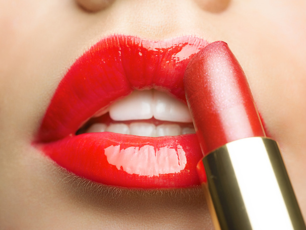 Belles lèvres rouges et rouge à lèvres rouge
 - Photo, image