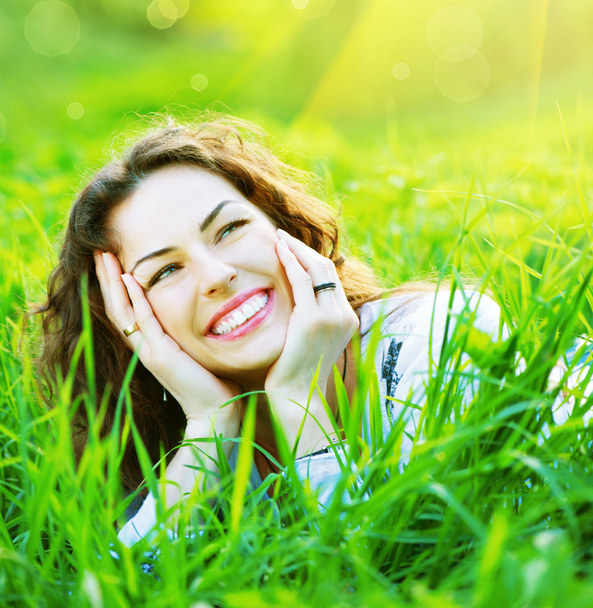 krásný jarní mladá žena venku užívat přírodu - Fotografie, Obrázek