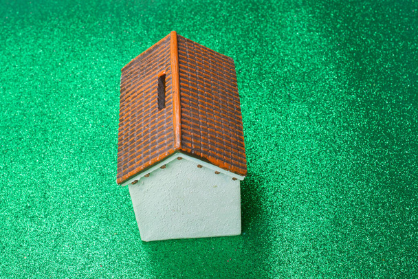 Маленький модельний будинок на вигляд
 - Фото, зображення