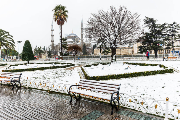 Sněžný den na náměstí Sultanahmet a v Modré mešitě (Sultanahmet Camii). Istanbul, Turecko. - Fotografie, Obrázek