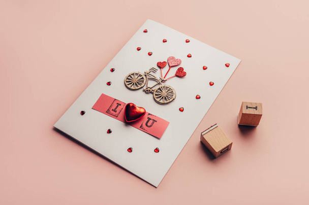Proceso de hacer la tarjeta de San Valentín - Foto, imagen