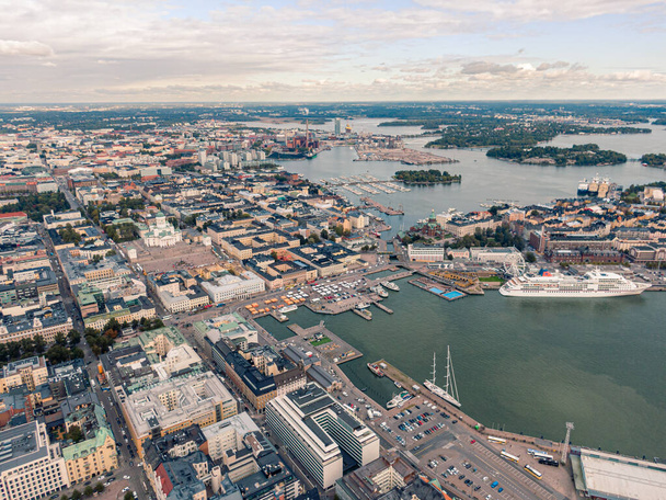 Вид з повітря на Гельсінський круїзний порт на заході сонця. - Фото, зображення