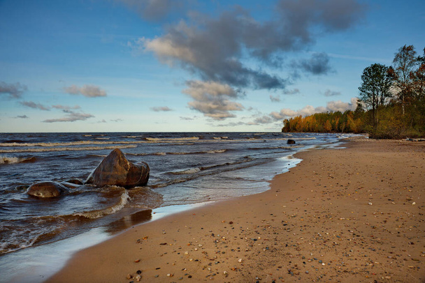 Oroszország. Karéliai Köztársaság. Homokos és sziklás part az Onega-tótól északra, Medvezhyegorsk város közelében. - Fotó, kép