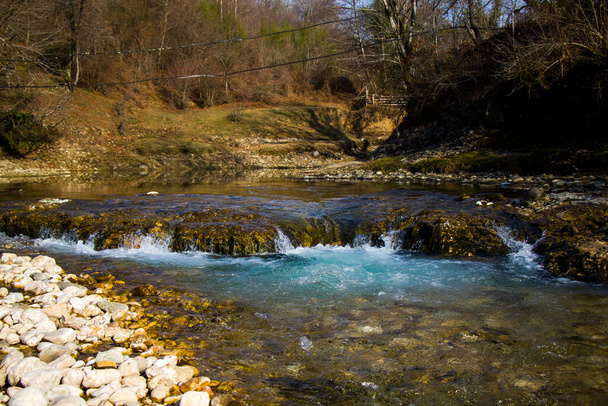 Речной пейзаж и вид, дневной и наружный, природный фон в Грузии - Фото, изображение