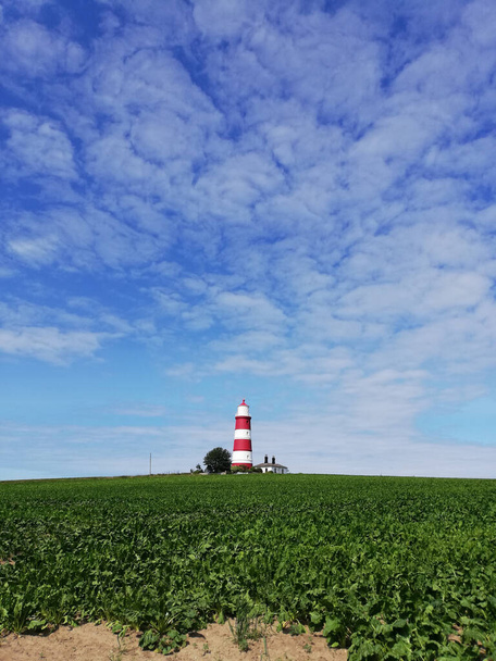 Der Happisburgh Lighthouse an der Nordküste von Norfolk ist der einzige unabhängig betriebene Leuchtturm in Großbritannien und zugleich der älteste in Betrieb befindliche Leuchtturm in East Anglia. - Foto, Bild