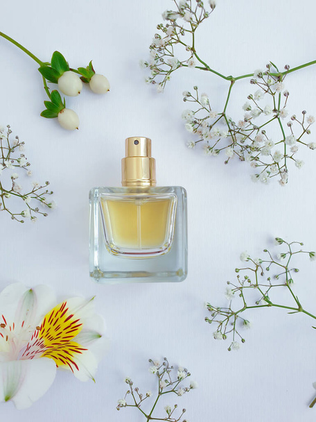 flor de perfume botella sobre un fondo de color - Foto, Imagen