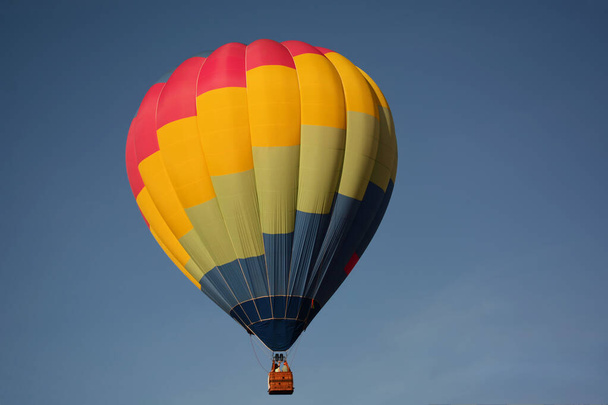 Horkovzdušný balón barevný na modré obloze. Svoboda, létání, cestování, koncept snu - Fotografie, Obrázek