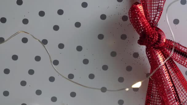 Regalo de Navidad atado con un lazo rojo  - Imágenes, Vídeo