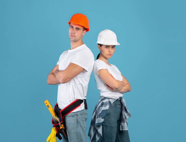 Портрет серйозних чоловіків і жінок, що обслуговують робітників, що стоять зі складеними руками
 - Фото, зображення