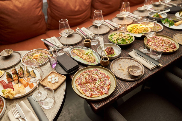 Luxuriös serviertes Abendbankett im modernen Restaurant - Foto, Bild