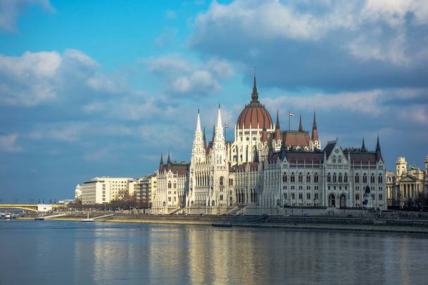 Hungría Budapest, Parlamento en el contexto del cielo dramático, reflejado en el agua - Foto, imagen