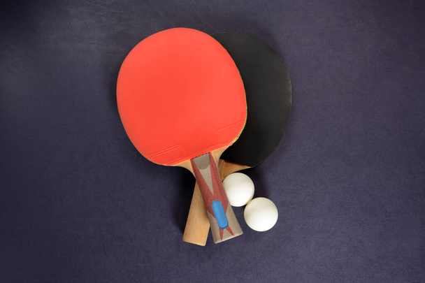 Ping-pong. Raquettes et balles de ping-pong sur fond sombre gros plan - Photo, image