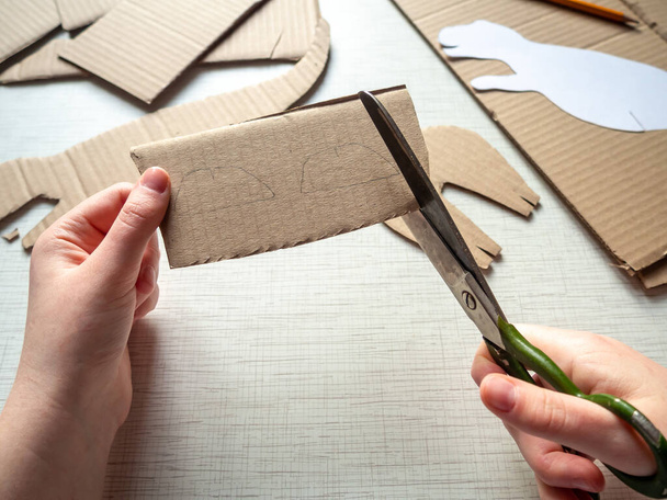 O processo de fazer brinquedos de papelão, um hobby.Eco-friendly brinquedos com suas próprias mãos - Foto, Imagem