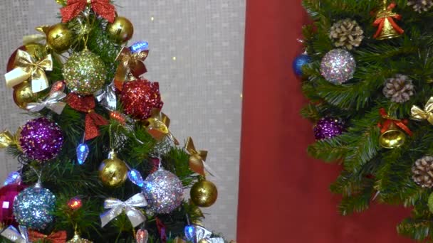 Wielki świąteczny wieniec pomiędzy dwoma choinkami z prezentami - Materiał filmowy, wideo