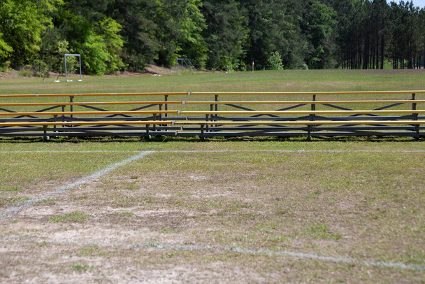 De longues rangées de bibelots vides sur un terrain de soccer - Photo, image