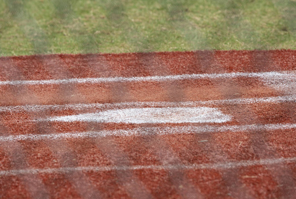 Close-up van de thuisplaat in een leeg honkbalveld - Foto, afbeelding