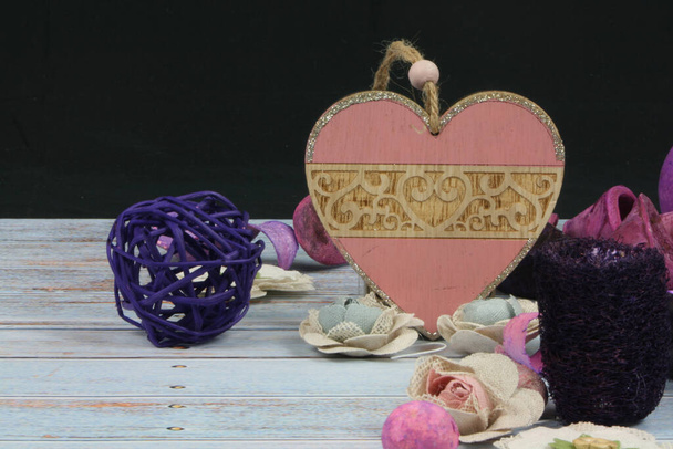 Escena romántica con corazones, flores y decoración sobre un fondo de madera vintage, con espacio para colocar texto - Foto, imagen