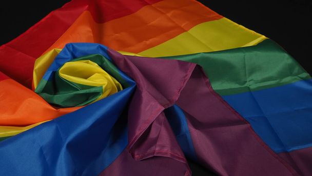LMBTQ zászló vagy leszbikus meleg Bi szexuális transznemű meleg vagy homoszexuális büszkeség szivárvány zászló fekete háttérrel. A szabadság, a béke, az egyenlőség és a szeretet jelképe. LMBTQ-koncepció - Fotó, kép