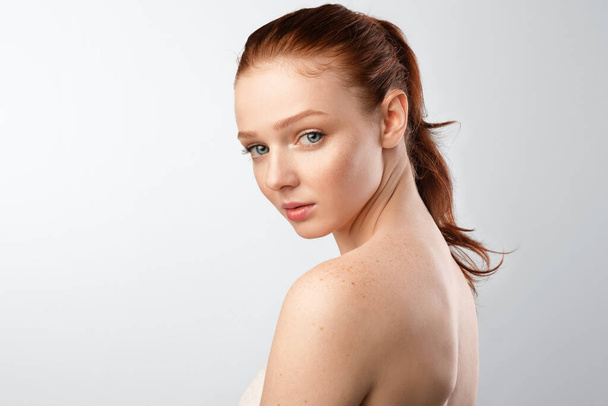 Shirtless Woman With Red Hair And Ponytail Posing, White Background - Foto, Imagem