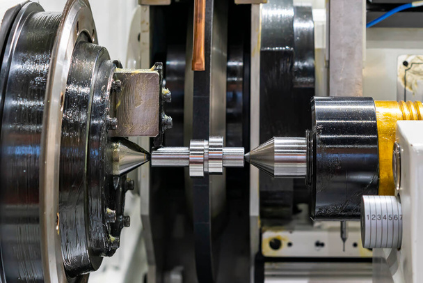 Otomobil endüstrisinin üretim sürecini tamamlamak için yüksek hassasiyetli otomatik yüzey silindirik cnc öğütme makinesi üzerine kurulmuş metal iş kamerası şaftı - Fotoğraf, Görsel