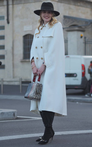 Milan moda haftası kadın 2020 'de Prada defilesinden sonra moda blogcusu sokak tarzı kıyafet - Fotoğraf, Görsel