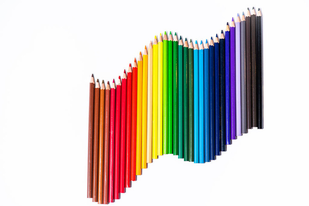 Assortiment van gekleurde potloden.Gekleurde Tekenpotloden. Gekleurde tekenpotloden in een verscheidenheid van kleuren - Foto, afbeelding