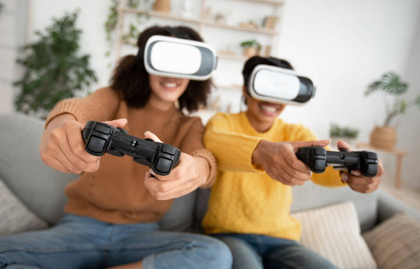 Απολαμβάνοντας βιντεοπαιχνίδια με ακουστικά VR στο σπίτι - Φωτογραφία, εικόνα