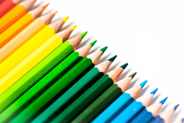Assortiment van gekleurde potloden.Gekleurde Tekenpotloden. Gekleurde tekenpotloden in een verscheidenheid van kleuren - Foto, afbeelding
