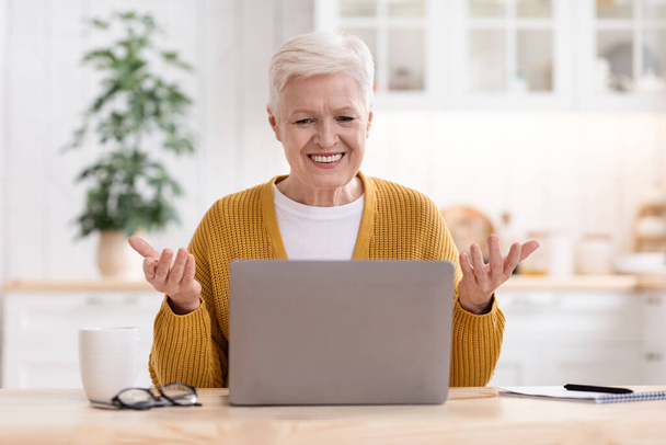 Mulher velha feliz usando laptop, tendo videoconferência - Foto, Imagem