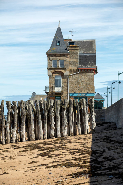 Büyük dalgalar, şehri Saint-Malo, Ille-et-Vilaine, Brittany, Fransa 'daki gelgitlerden korumak için 3000 sandık. - Fotoğraf, Görsel