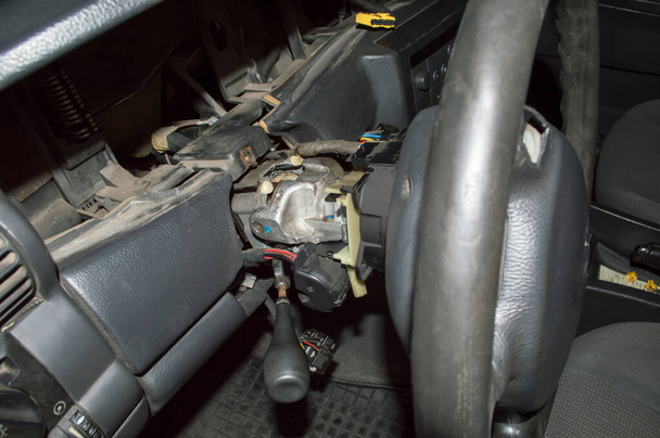 Vista del asiento del conductor del coche con el panel de instrumentos retirado y la columna de dirección desmontada - Foto, imagen