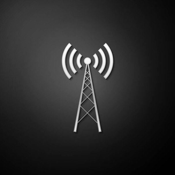 Icona dell'antenna d'argento isolata su sfondo nero. antenna radio wireless. Tecnologia e antenna radio segnale di rete. Lungo stile ombra. Vettore. - Vettoriali, immagini