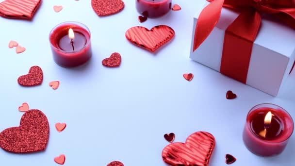 Valentýn složení: červená láska srdce, romantické dárkové krabice, svíčka na bílém pozadí. Únorová romantická dárková karta - Záběry, video