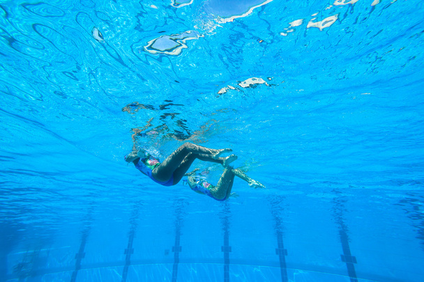 Synchroonzwemmen meisjes - Foto, afbeelding