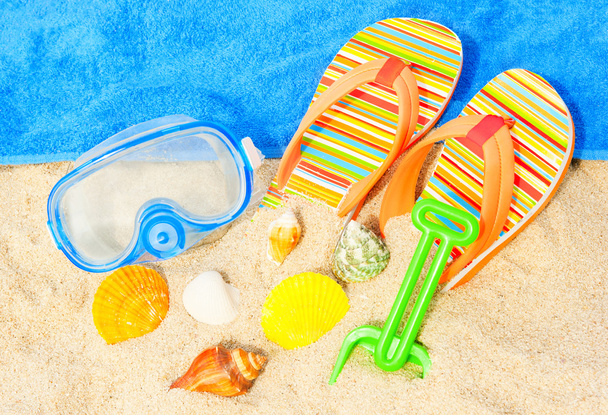 Seashells and diving mask on the beach - Фото, изображение
