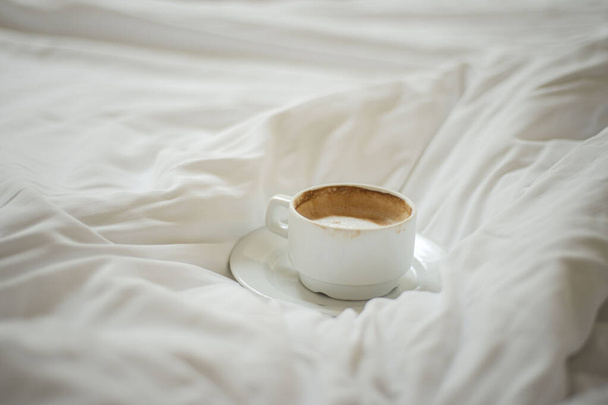 filiżanka kawy w łóżku, romantyczne śniadania, poranny drink, zdrowy tryb życia - Zdjęcie, obraz