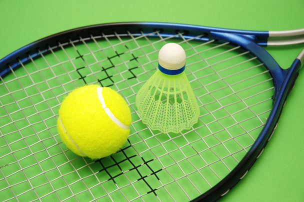 Bola de tênis, vaivém e raquete no fundo verde
 - Foto, Imagem