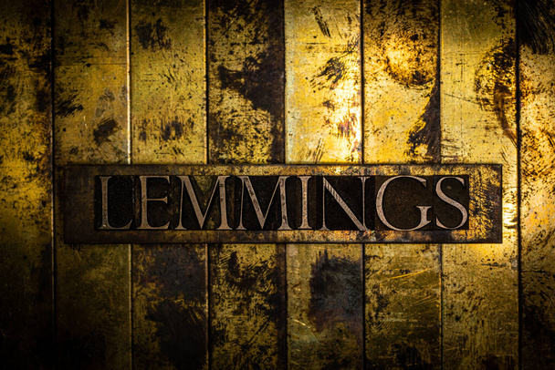 Lemmings texto sobre grunge textura de cobre y oro de fondo - Foto, imagen
