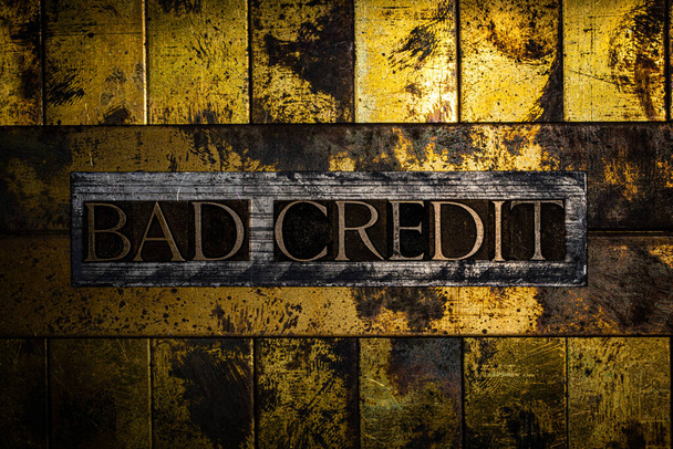 Texto de Bad Credit sobre fondo de cobre y oro grunge texturizado vintage - Foto, imagen