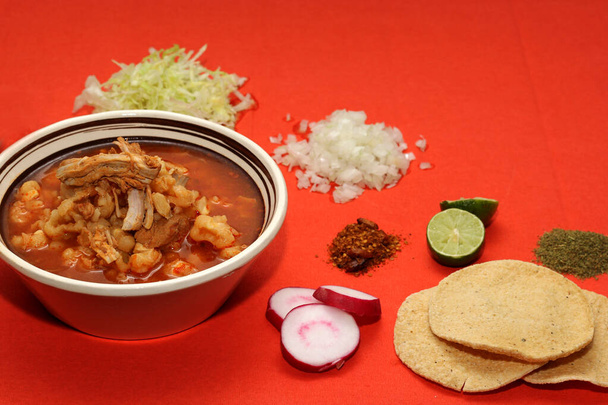 comida típica mexicana, plato de pozole con maíz, carne, verduras y tostadas - Foto, Imagen