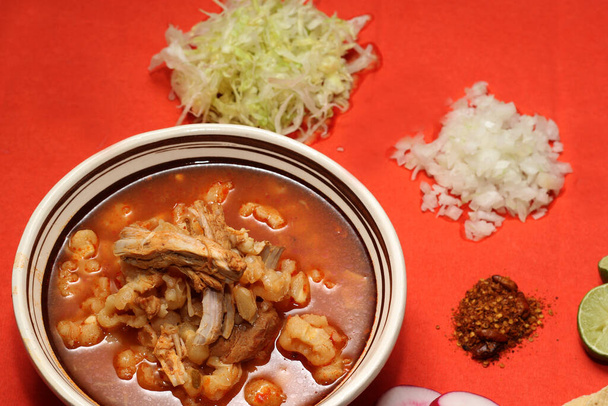 Типова мексиканська їжа, тарілка позолу з кукурудзою, м "ясом, овочами та тостами. - Фото, зображення