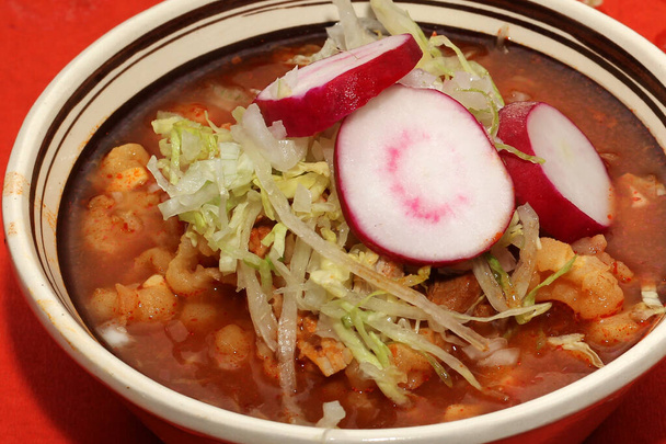 Типова мексиканська їжа, тарілка позолу з кукурудзою, м "ясом, овочами та тостами. - Фото, зображення