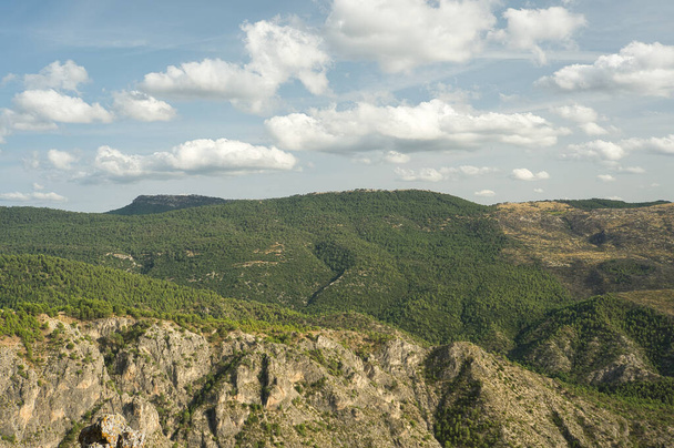 vista sul paesaggio di Segura de la Sierra situato nel Parco Naturale delle Sierras de Cazorla, Segura y las Villas, Spagna. In giorno nuvoloso - Foto, immagini