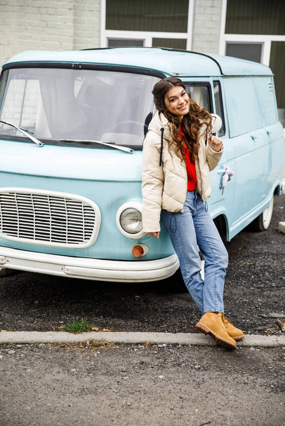 young beautiful girl stands near the turquoise car - Foto, Bild