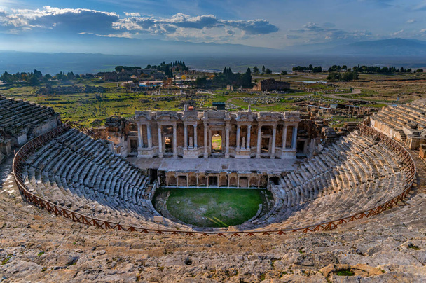 Romeins amfitheater in de ruïnes van Hierapolis, in Pamukkale, Turkije. - Foto, afbeelding
