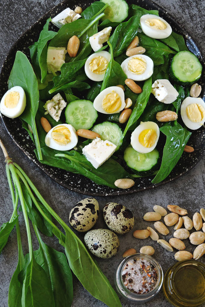 Ispanaklı salata, bıldırcın yumurtası ve fıstık. Keto Salatası. Sağlıklı beslenme. - Fotoğraf, Görsel