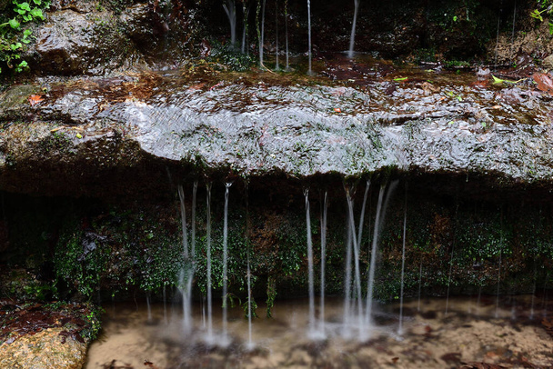 Larga exposición del agua que fluye por las escaleras en el parque de cascada Ninesprings en Somerset - Foto, Imagen